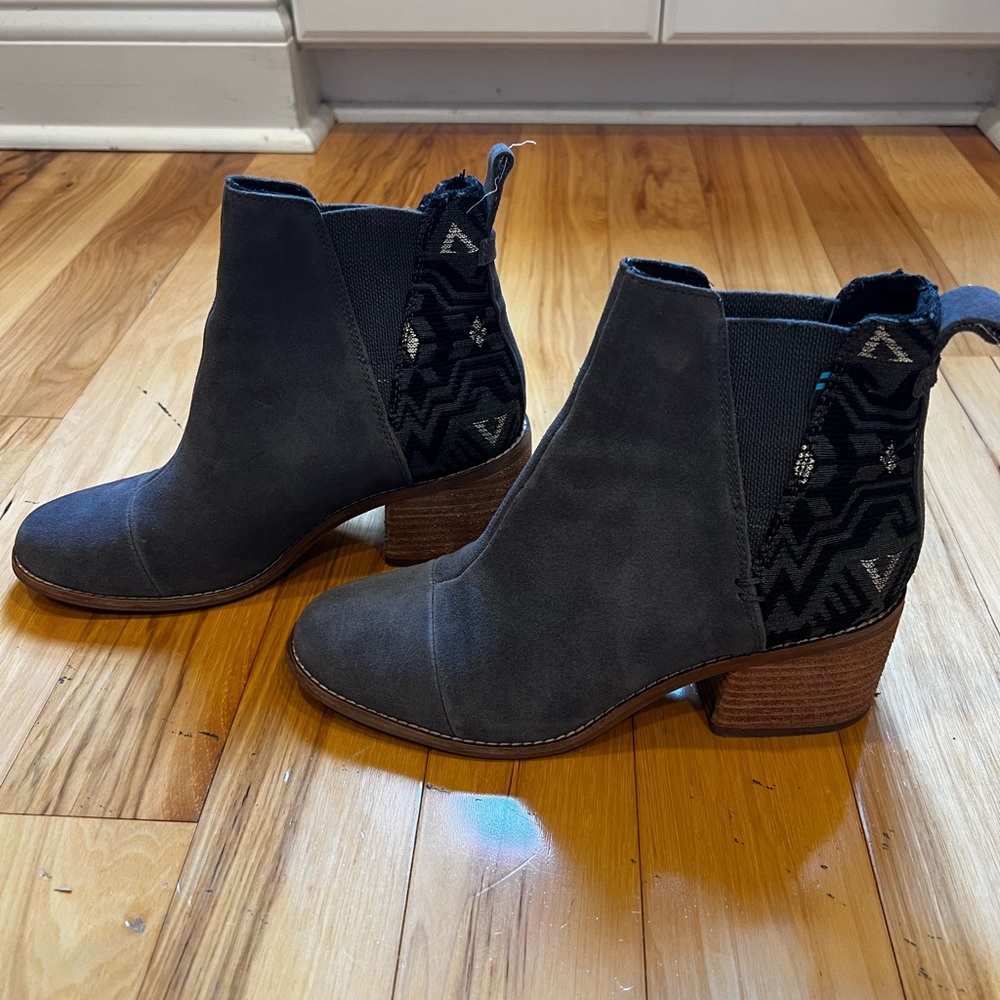 Like New- Tom’s Grey Suede bootie